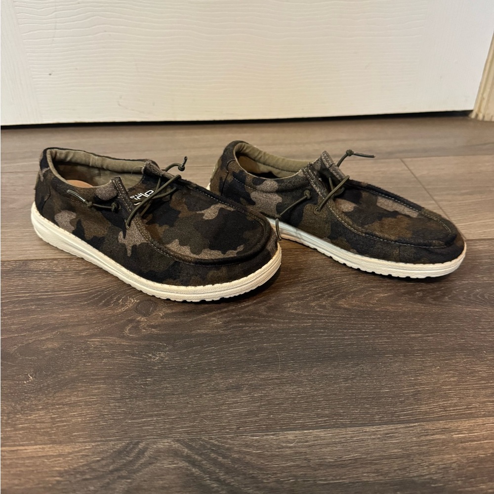 Hey Dude Wally Linen Youth Camo Slip-On Shoes size 6